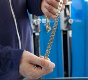 Abbracci e baci da una sconosciuta, e la collana sparisce. E' successo a Ravacciano