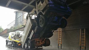 Camion incastrato alla stazione, le spettacolari immagini - FOTO e VIDEO