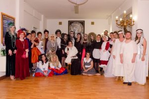 Il castello spettrale e l&rsquo;ovvia fine del male: a Siena Oscar Wilde e i Canterville rivivono in un&rsquo;inedita commedia musicale