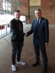 Il sindaco stringe la mano a Andrea Pistolesi, commesso a tempo determinato