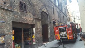 Incendio in corso in via di Citt&agrave; - LE IMMAGINI