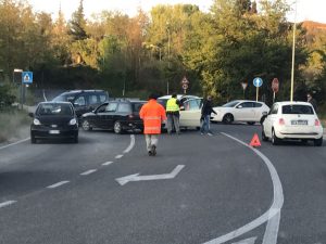 Scontro tra auto: traffico in tilt