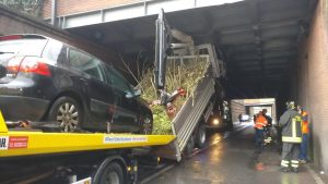 Camion incastrato nel sottopassaggio della stazione, traffico bloccato
