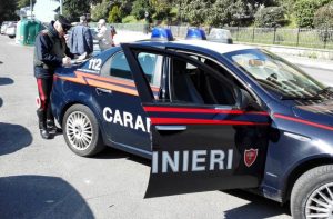 Corriere abusivo e clandestino stangato dai carabinieri: 4mila euro di multa