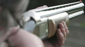 Armato di fucile e barricato in casa per gelosia a 83 anni