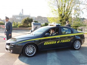 Giro in macchina nonostante i divieti: due giovani a Siena sanzionati dalla Guardia di Finanza