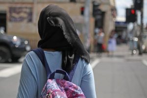 Picchia la figlia perch&egrave; rifiuta il velo, l'Imam di Colle: "Episodi simili non appartengono all'Islam"