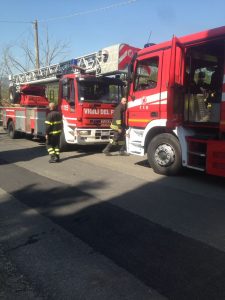 Cade dalla scala e si ferisce con un tubo: soccorsa dai vigili del fuoco