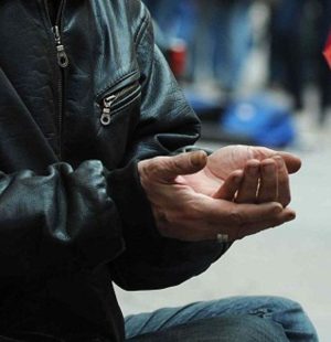 Mendicanti insistenti: controlli a tappeto dei vigili urbani