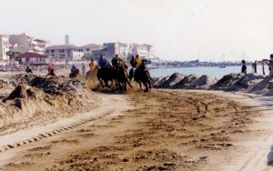 Pasquetta sulla spiaggia con il palio della Costa Etrusca: i fantini che correranno