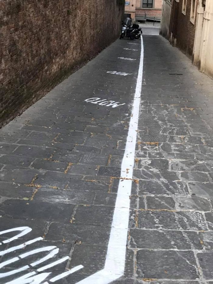 Nuovi parcheggi per motorini nella salita del vicolo San Clemente