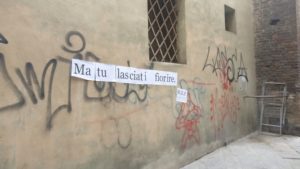 Sui muri del centro decine di volantini del Movimento per l'Emancipazione della Poesia