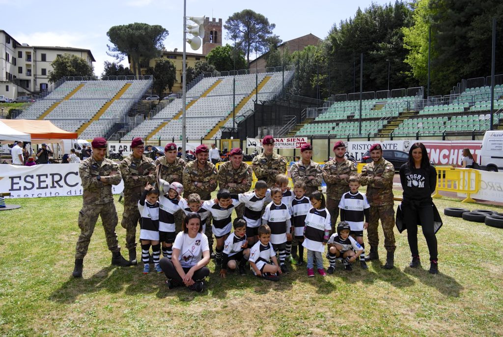 I bambini del Cus Rugby si allenano con i Par&agrave; del 186&deg;