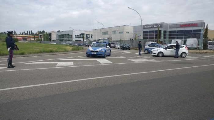 Maxi posto di blocco: i controlli della Stradale agli indisciplinati di telefonino e cinture