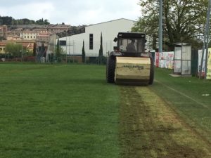 Vandali entrano al campo sportivo e rovinano il prato