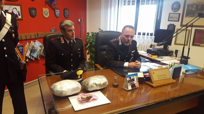 Costringe il fratello minore a spacciare droga