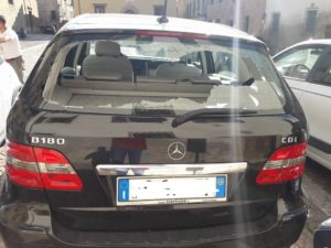 Spacca sei auto per sfogarsi contro la moglie