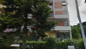 Raggirano compro oro con un bracciale falso