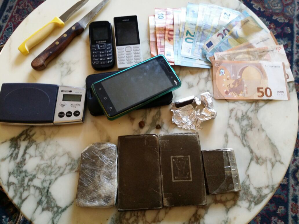 Senegalese ambulante con la droga tra la merce