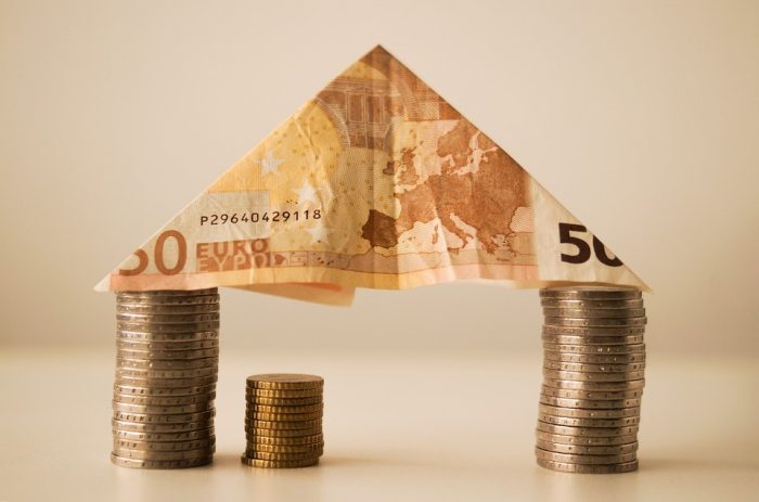 Mutui, i tassi scendono. Il dubbio tra fisso o variabile