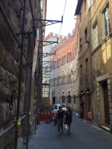 Via le impalcature dal Palazzo delle Papesse: quasi quattro anni di lavori. E ora?