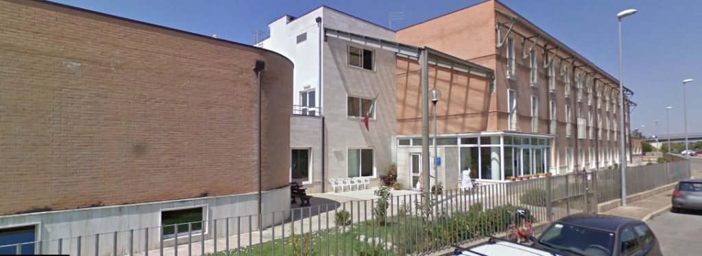 Infermiera sbatte la testa nel sollevatore pazienti