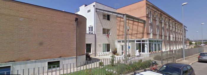 Infermiera sbatte la testa nel sollevatore pazienti