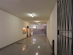 Via graffiti e scritte nel sottopasso di piazza Gramsci