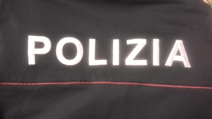 Non accetta la fine della storia e perseguita l'ex aiutata dal fratello: denunciati due senesi