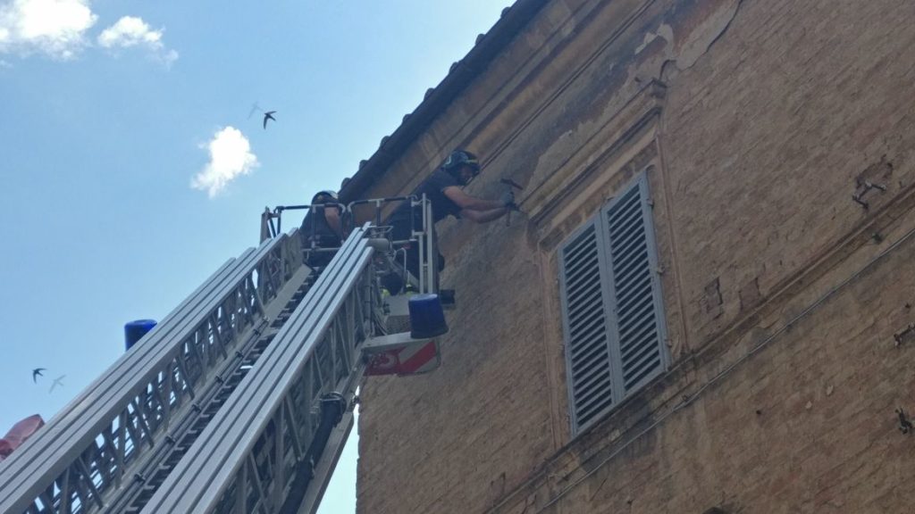 Cade intonaco, via Garibaldi transennata