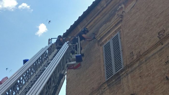 Cade intonaco, via Garibaldi transennata