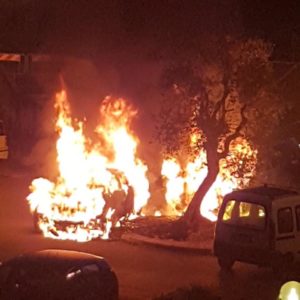 A fuoco la macchina di un fantino - IL VIDEO