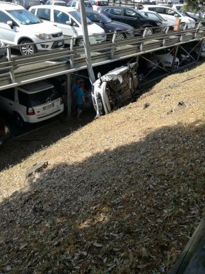 Si ribalta con l'auto alle Scotte
