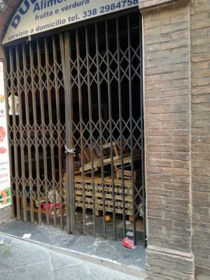 Botte in via dei Rossi tra negozianti indiani