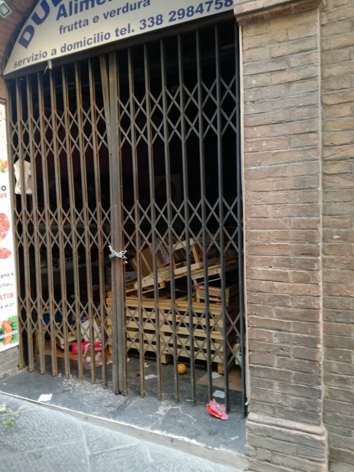 Botte in via dei Rossi tra negozianti indiani
