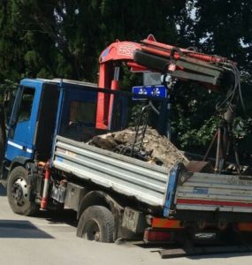 Passa il camion e la strada sprofonda