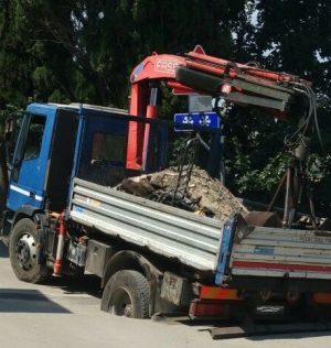 Passa il camion e la strada sprofonda