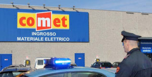 Ladri acrobati si calano dai tetti: hanno colpito da Euronics