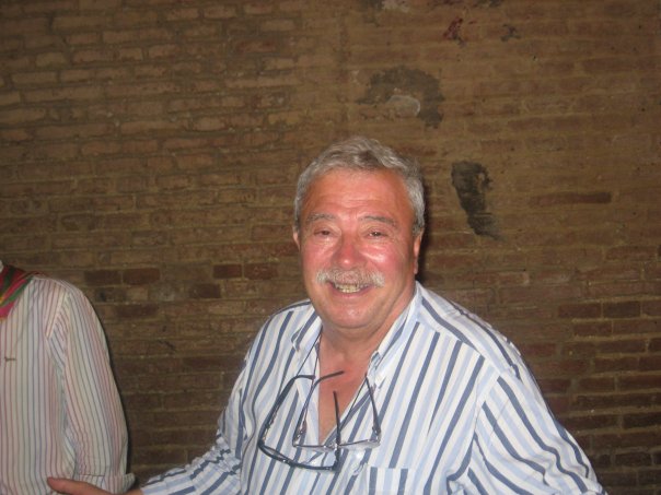 Turista trova spilla d'oro della contrada e la restituisce con una lettera