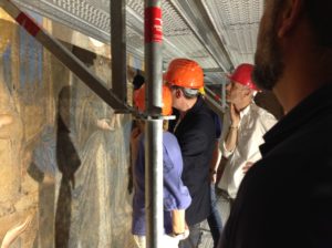 Consiglieri comunali sui ponteggi del cantiere di restauro della Maestà di Simone Martini