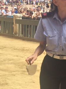 Sgomberato palco durante la tratta, cade un pezzo di intonaco