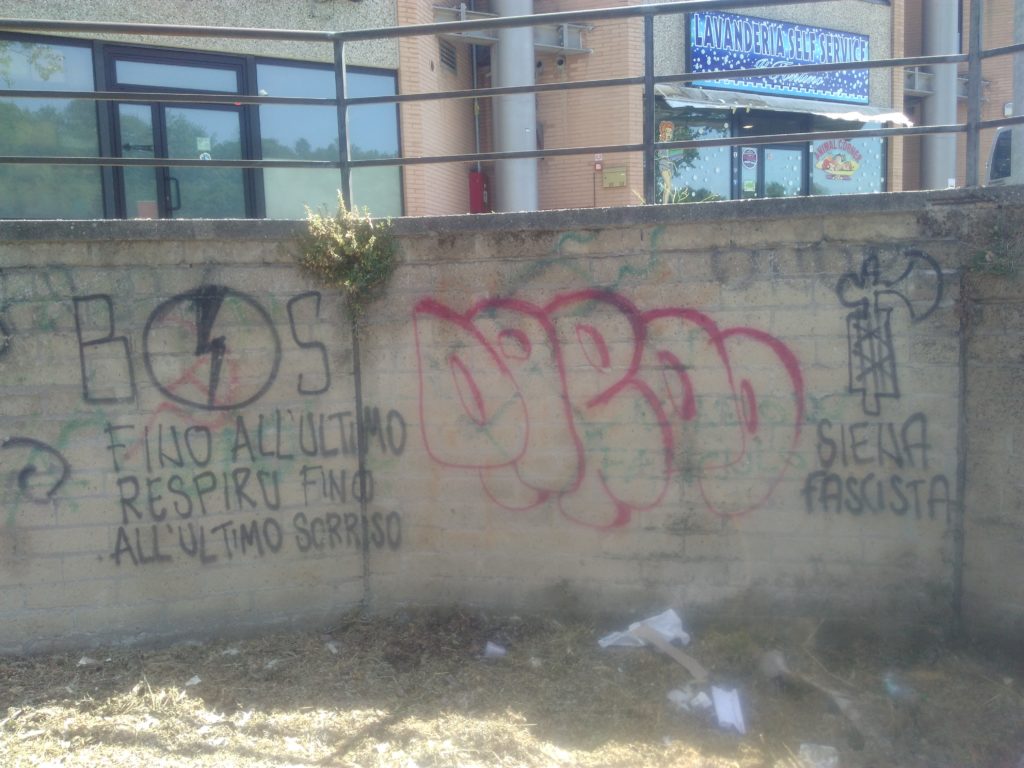 Rete Antifascista: via quelle scritte dai muri