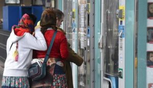 Giovani rom colte in flagrante mentre entrano in una casa per rubare