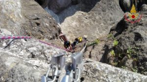 Precipita nel dirupo per farsi scattare una foto