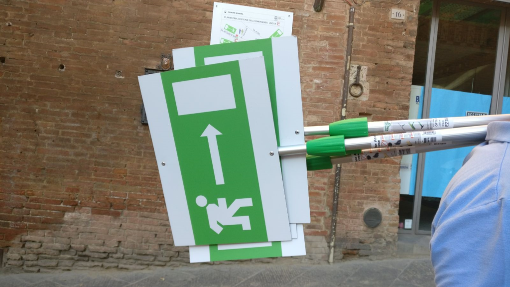 Nuovi cartelli in Piazza del Campo per indicare le uscite dalla conchiglia