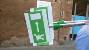 Nuovi cartelli in Piazza del Campo per indicare le uscite dalla conchiglia