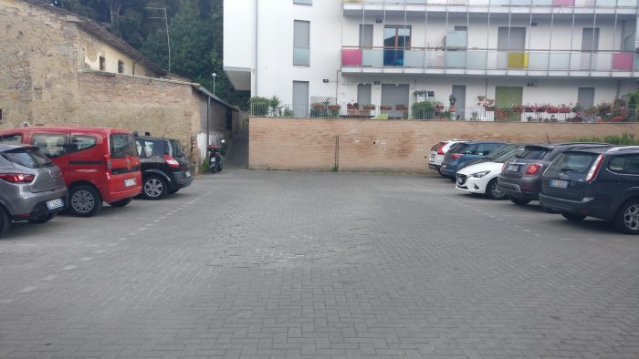 Anziano rapinato in via Fiorentina