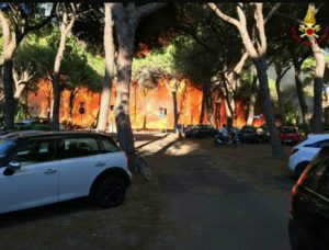 Incendio a Marina di Grosseto: rischiata la tragedia - FOTO E VIDEO