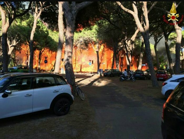 Incendio a Marina di Grosseto: rischiata la tragedia - FOTO E VIDEO