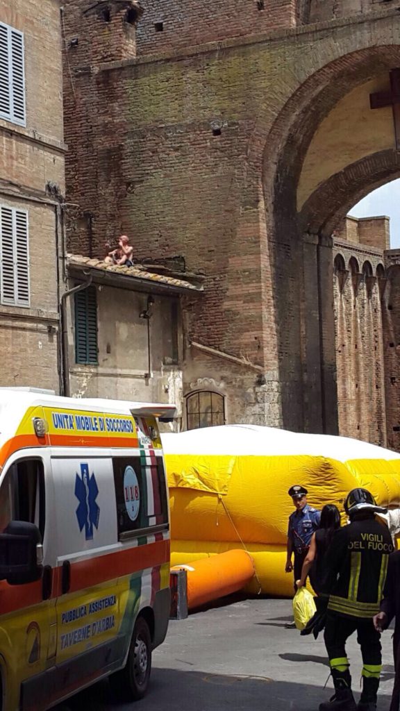 Sale sul tetto, paura a Porta Ovile - FOTO E VIDEO